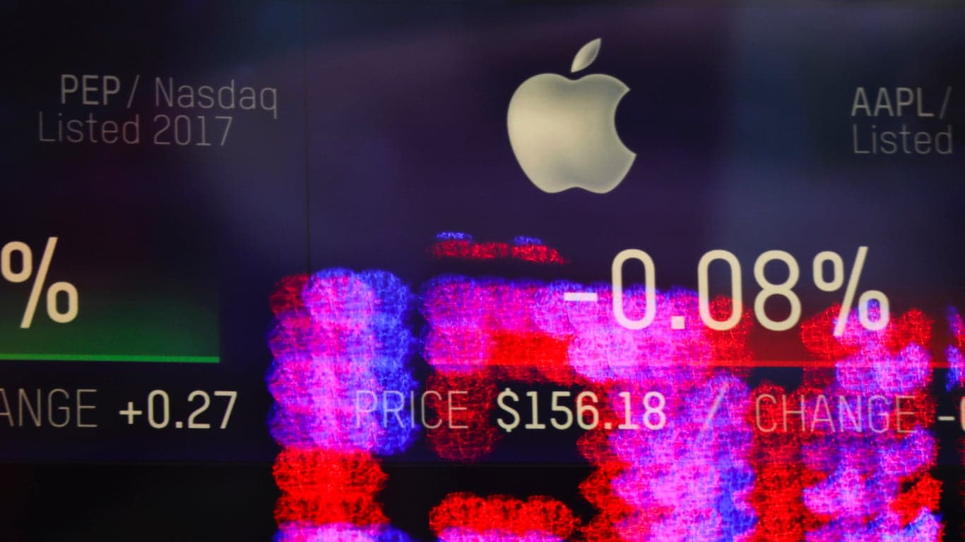 Apple apuesta US$100.000 millones a recomprar acciones en vez de construir centros de IA