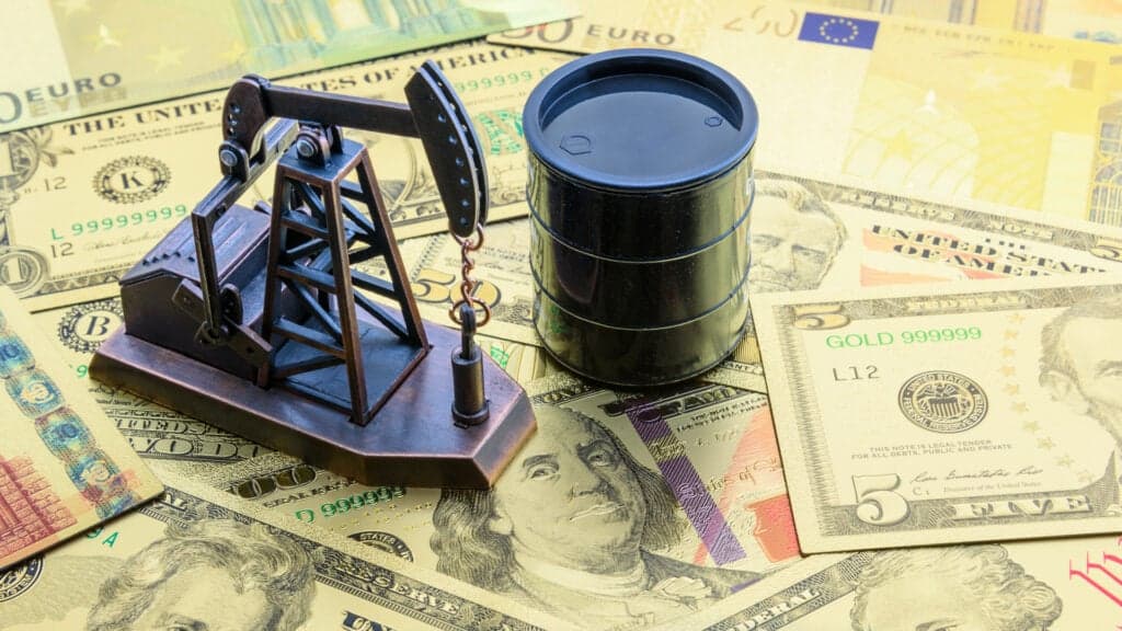 Dólar y petróleo suben juntos en una anomalía de mercado no vista desde 2005