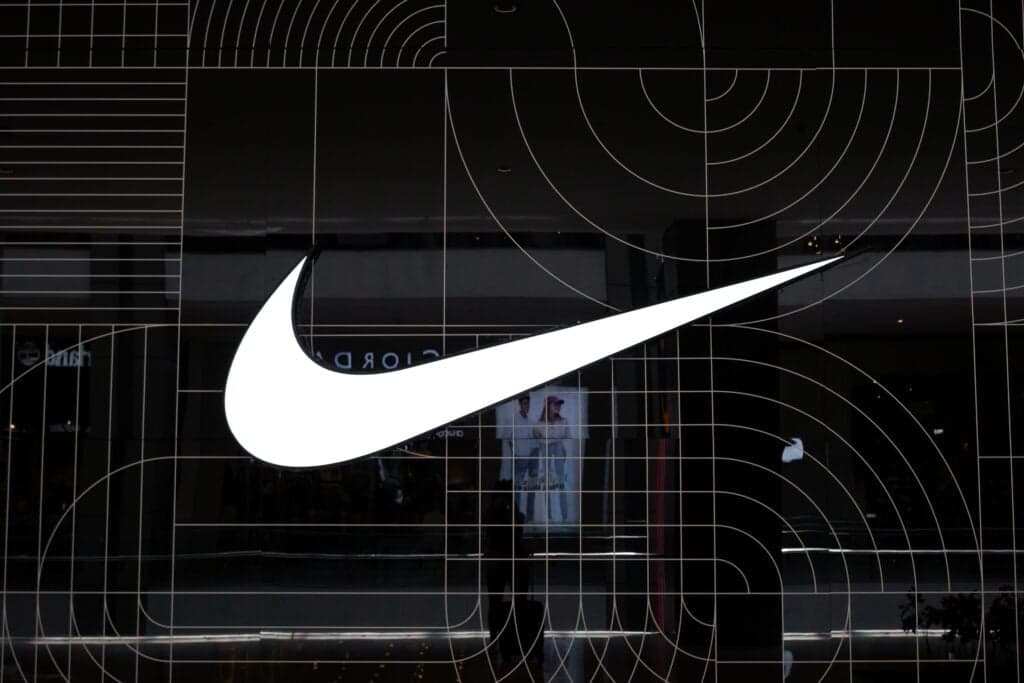 Acciones de Nike repuntan ante la caída del petróleo y los rendimientos del Tesoro