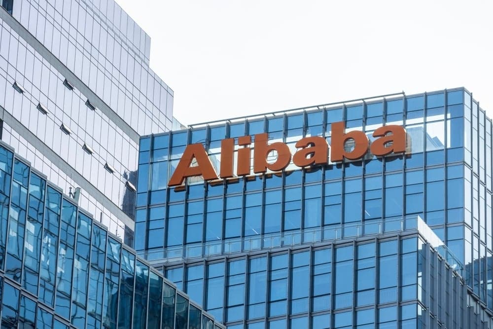 Alibaba lanza chip de IA tres veces más potente y desafía a Nvidia en China