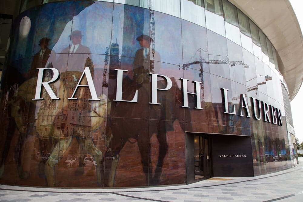 Ralph Lauren supera estimados del Q4 y eleva su dividendo 10%