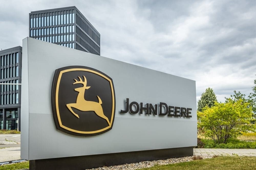 Deere supera estimados en Q2 pero cae 7% por presiones en el agro