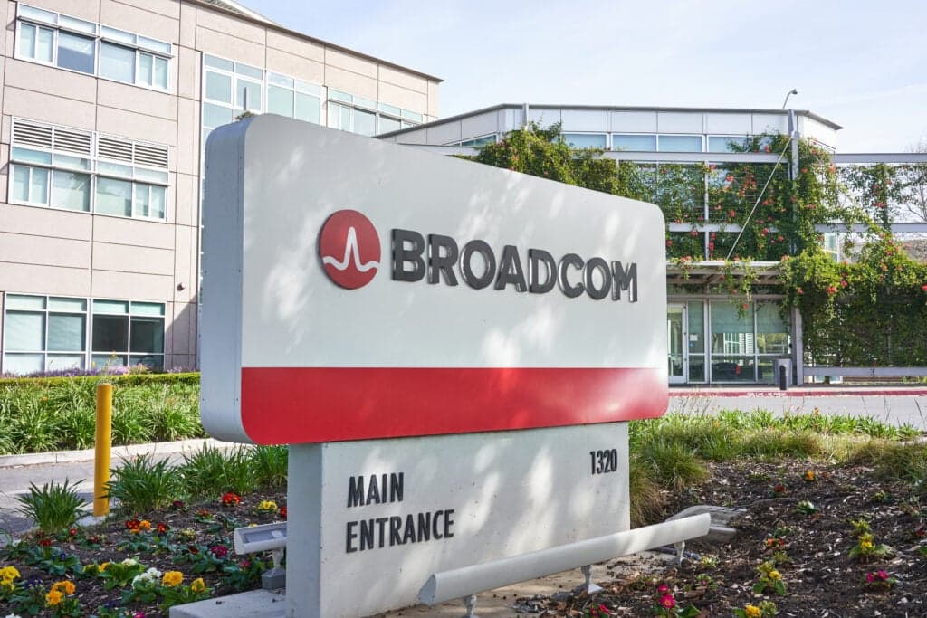 Broadcom anuncia alianzas con Samsung y FuriosaAI pese a caída de AVGO