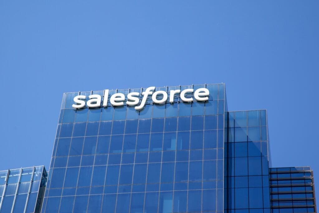 Salesforce sube 10% impulsada por su apuesta en Anthropic y expansión en Francia