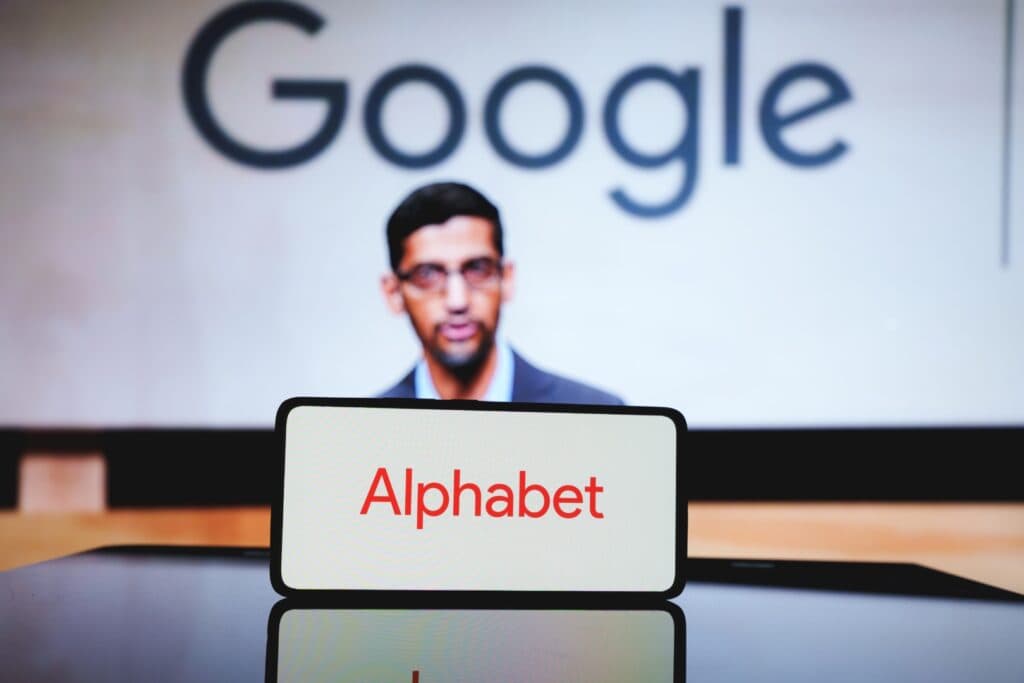 Alphabet busca US$80.000 millones para IA; Cramer advierte sobre dilución en GOOGL