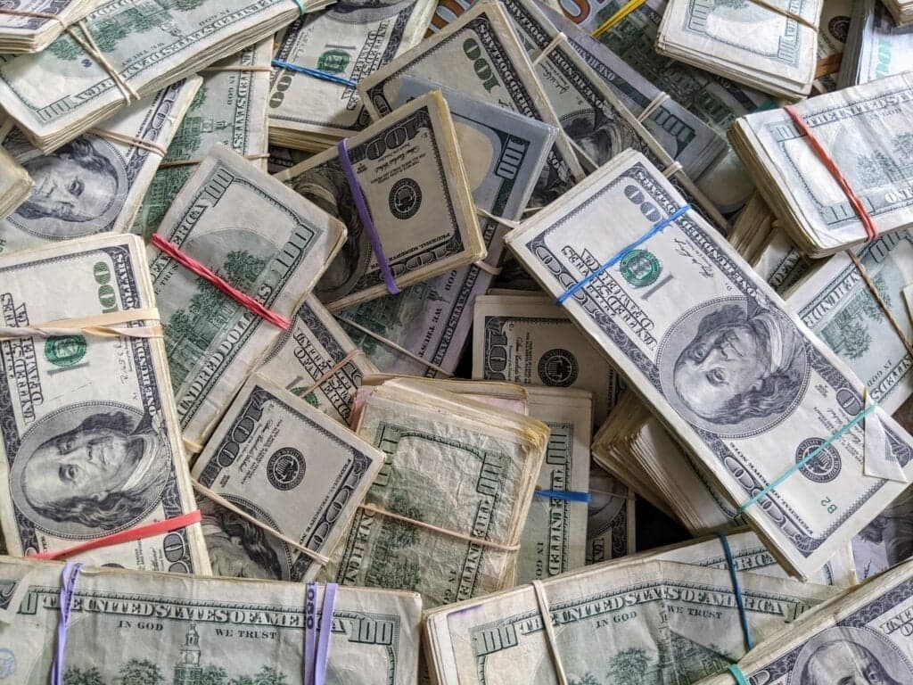 La Fed alerta de una economía polarizada: los de altos ingresos gastan, la clase media se ajusta