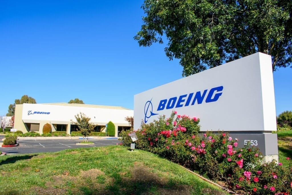 Boeing cae cerca de 1% en medio de aversión al riesgo en los mercados