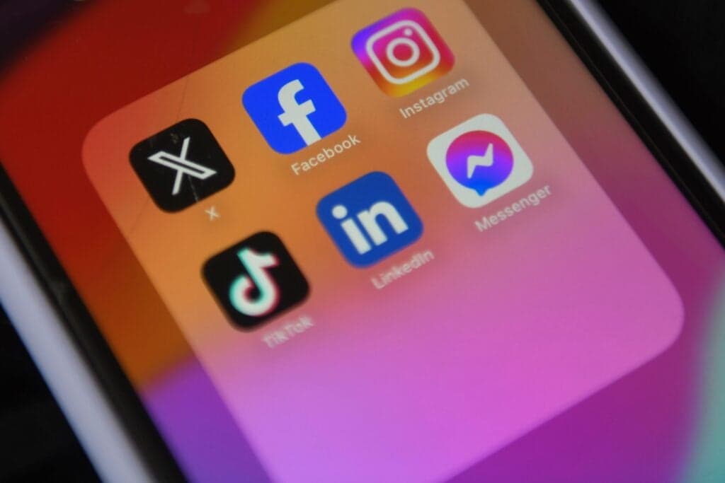 Reino Unido estudia vetar redes sociales 'dañinas' para menores de 16 años