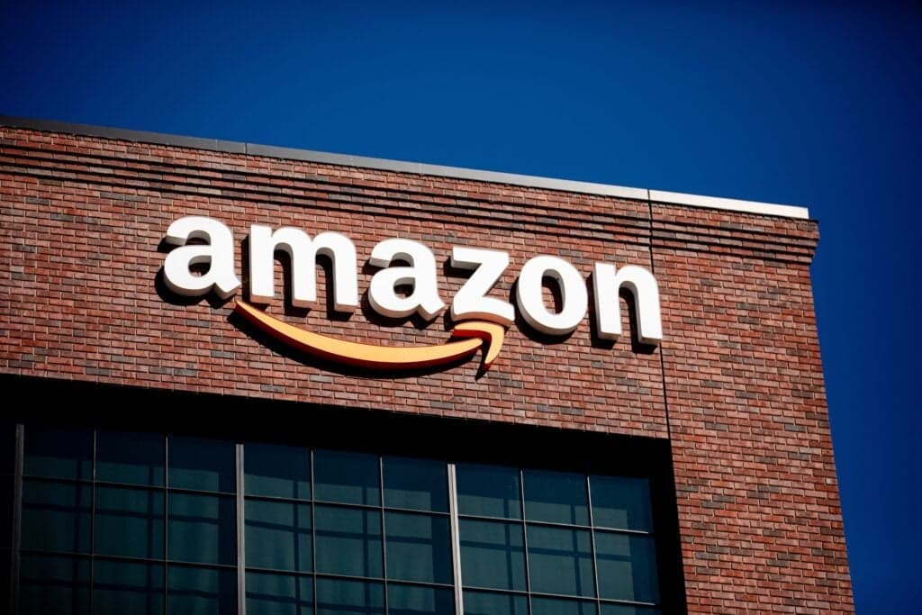 Amazon expande su red de flete LTL en EE.UU. pero AMZN cede en preapertura