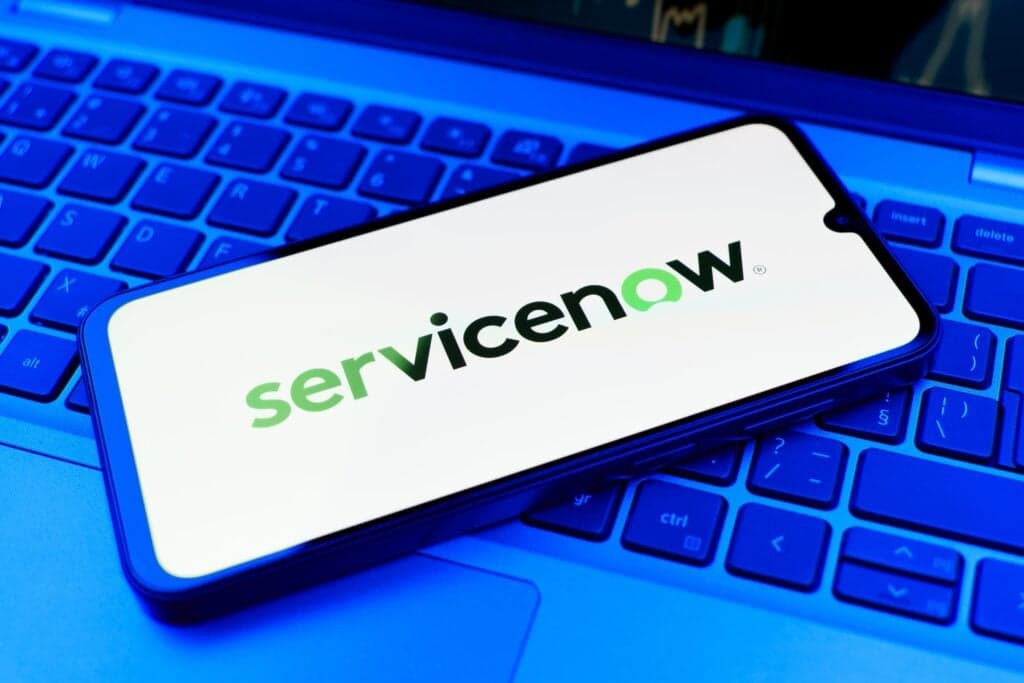 ServiceNow cae 3% pese a anunciar alianza de IA con IBM