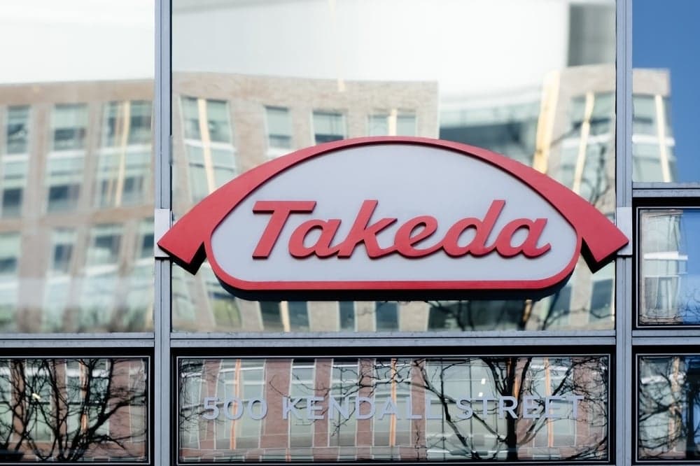 Fármaco de IA de Takeda supera al medicamento de Bristol-Myers en psoriasis