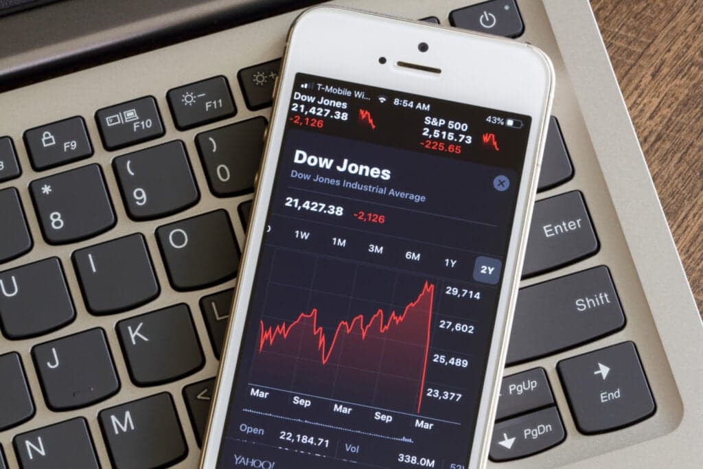 Dow Jones alcanza récord histórico mientras el petróleo cae a US$77