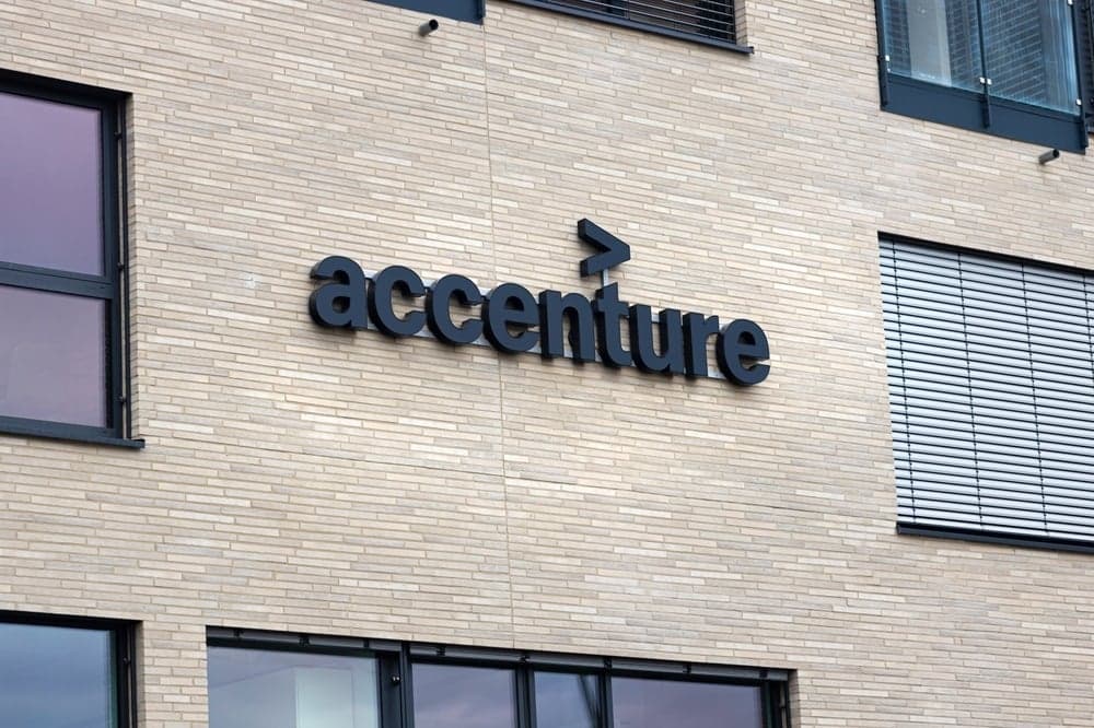 Accenture amplía su apuesta en salud y manufactura antes de reportar resultados