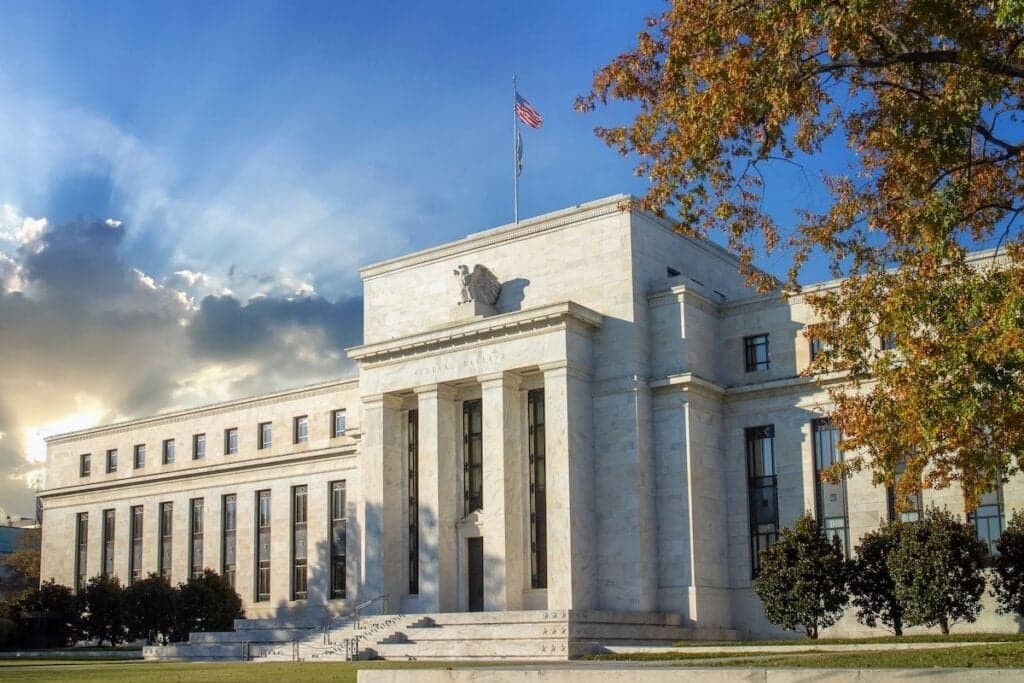 La Fed mantiene tasas en 3.50%-3.75% y sorprende con proyecciones más agresivas