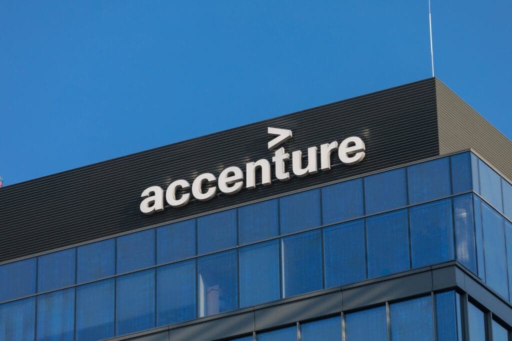 Accenture cae a mínimo de 52 semanas tras guía decepcionante