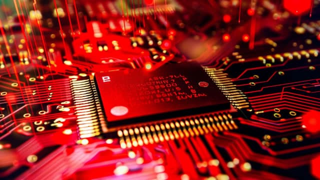 Broadcom (AVGO) repunta mientras el sector de chips cede terreno