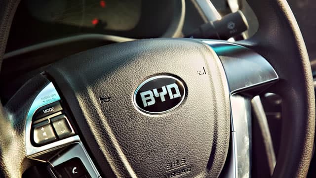 Fabricantes chinos de autos rastrean fábricas en Europa ante reglas de contenido local de la UE