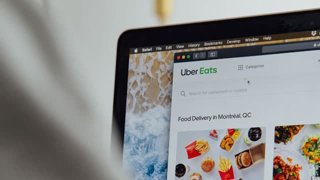 Cómo Uber (UBER) usa inteligencia artificial para fijar lo que pagas