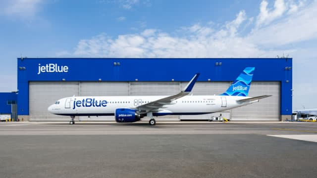 JetBlue recorta su guía de capacidad por mal clima y costos de combustible