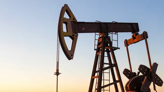 El petróleo cae ante esperanzas de reapertura del Estrecho de Ormuz