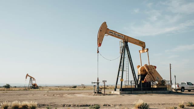Petróleo WTI y Brent caen más del 2% por conversaciones de tregua