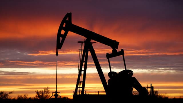 Bitcoin cede terreno hacia los US$80,000 ante salidas de ETF y presión del petróleo