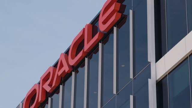 Deuda de US$18,000 millones ligada a centro de datos de Oracle enfrenta presión