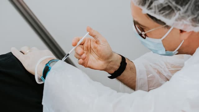 Pfizer apuesta por nuevos fármacos y recortes para sostener sus ingresos