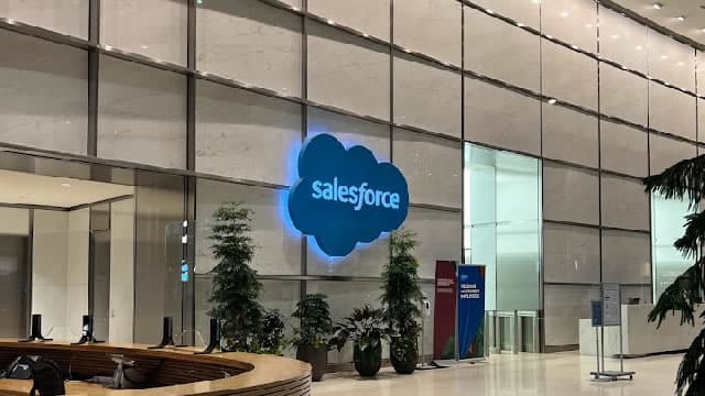 Salesforce sube 3,2% tras anunciar la compra de Listen Labs, firma de IA