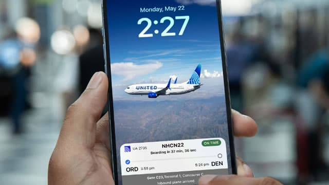 Acciones de United Airlines suben 2,5% tras anuncio de expansión internacional