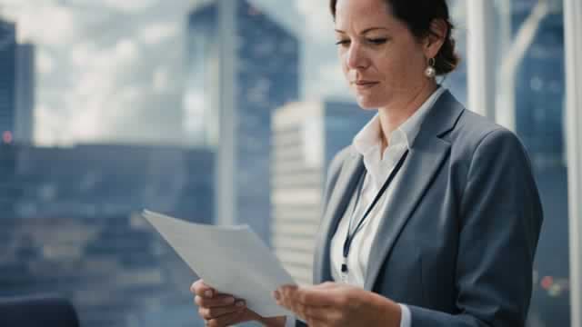 UnitedHealth vende participación en WellMed a TPG y la acción UNH cede terreno