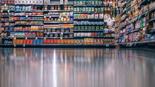 Albertsons suspende sus pronósticos anuales en medio de una revisión estratégica