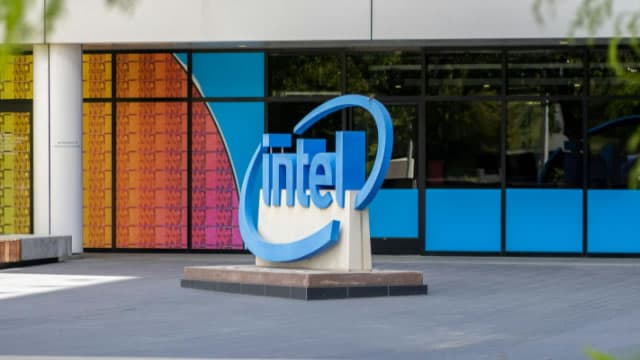 Las acciones de Intel caen cerca de 6% y frenan una racha de cinco sesiones al alza